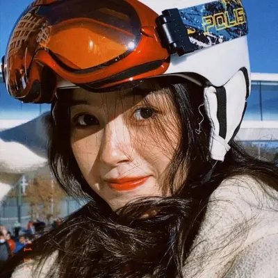 泳池里的男孩